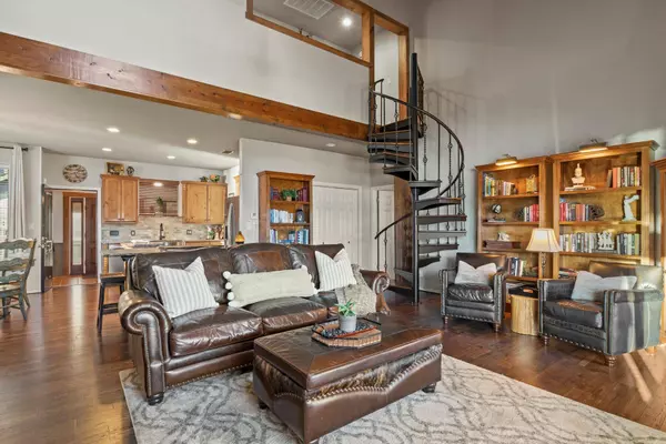 515 W Eagle Point Drive, Mount Vernon, TX 75457