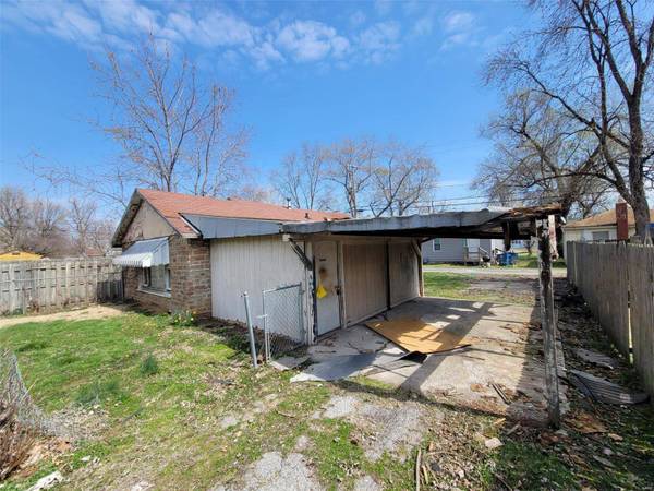 225 10th ST, Wood River, IL 62095