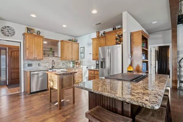 515 W Eagle Point Drive, Mount Vernon, TX 75457