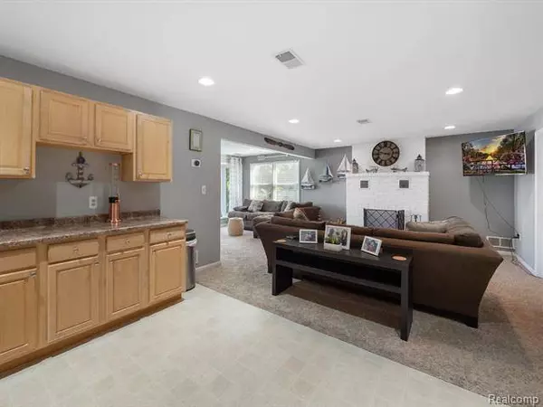 5144 W HARVARD Avenue, Clarkston, MI 48348