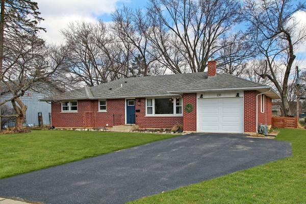 231 Peterson Pkwy, Crystal Lake, IL 60014