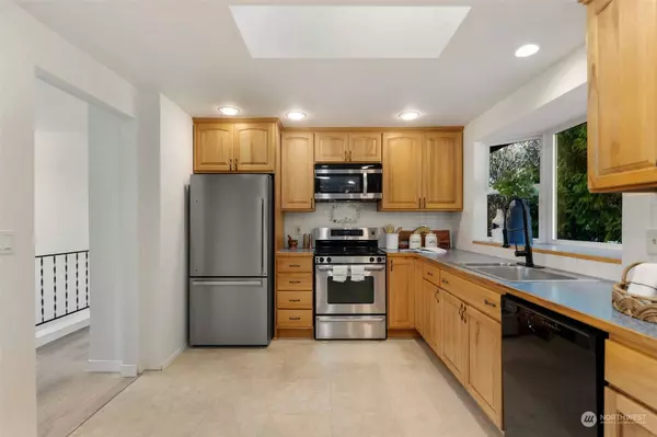 16816 NE 107th ST, Redmond, WA 98052