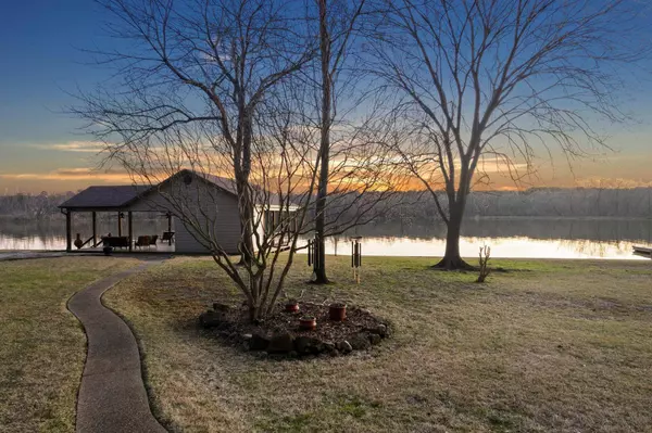 515 W Eagle Point Drive, Mount Vernon, TX 75457