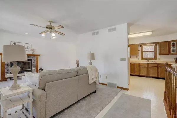 1007 Monteray Ln, Waunakee, WI 53597