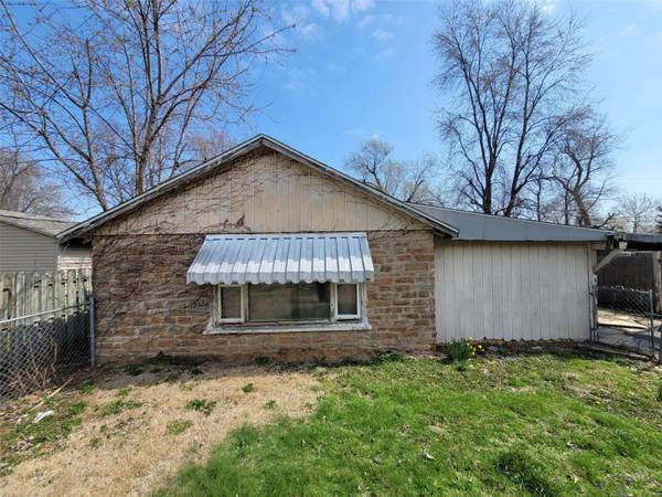225 10th ST, Wood River, IL 62095
