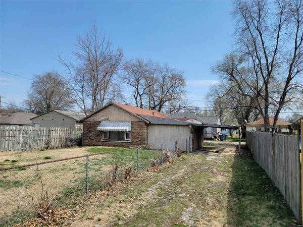 225 10th ST, Wood River, IL 62095