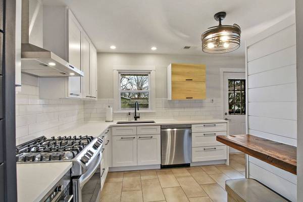 231 Peterson Pkwy, Crystal Lake, IL 60014