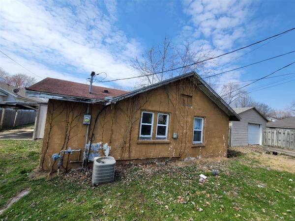 225 10th ST, Wood River, IL 62095