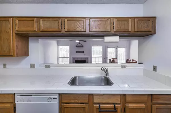 1612 Maybrook Court, Arlington, TX 76014