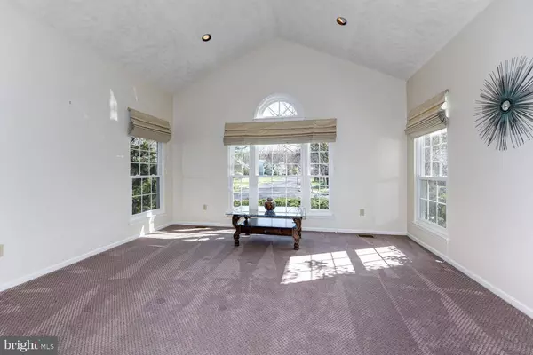 30 FOX RUN DR, Mount Laurel, NJ 08054