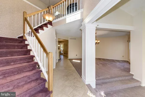 30 FOX RUN DR, Mount Laurel, NJ 08054