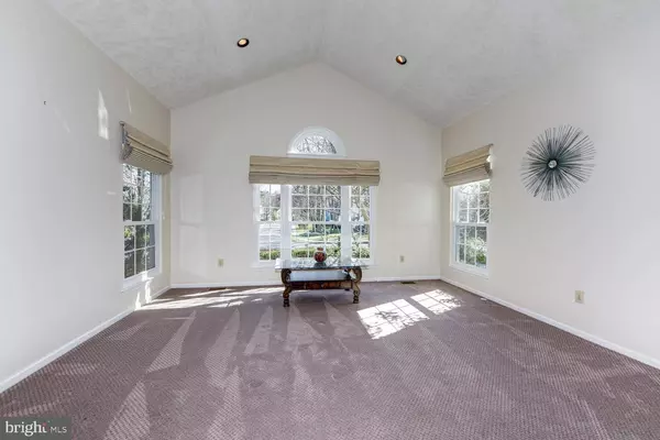 30 FOX RUN DR, Mount Laurel, NJ 08054