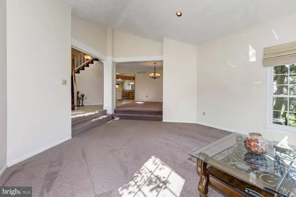 30 FOX RUN DR, Mount Laurel, NJ 08054