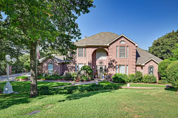 102 Hillside Drive E, Burleson, TX 76028