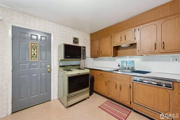 21 Murdock ST, Fords, NJ 08863