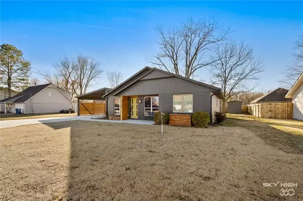 1808 SW D Street, Bentonville, AR 72712