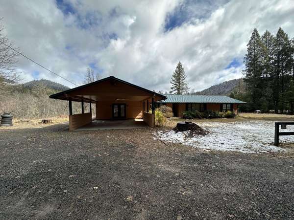 7185 Crowfoot RD, Trail, OR 97541