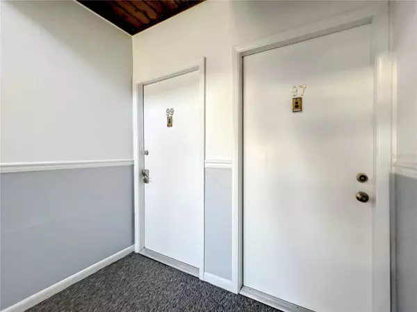 552 PLAZA SEVILLE CT #97, Treasure Island, FL 33706