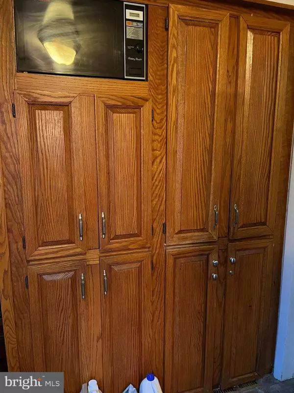 8 OREGON AVE, Mount Laurel, NJ 08054