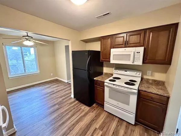 505 W Highland Road C-13, Howell, MI 48843