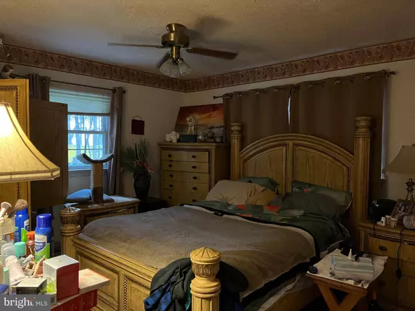 8 OREGON AVE, Mount Laurel, NJ 08054