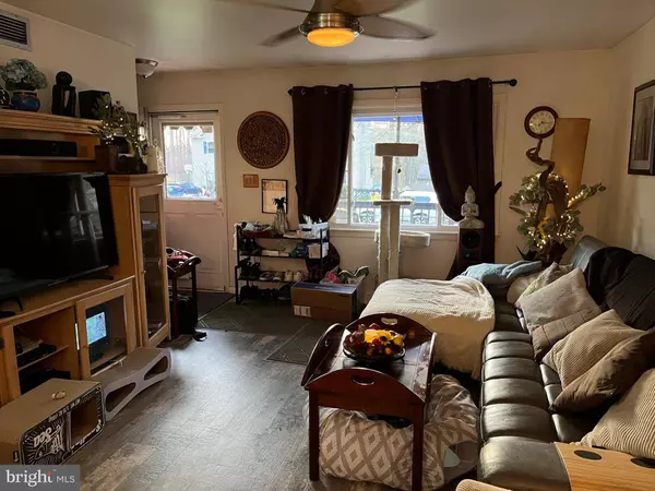 8 OREGON AVE, Mount Laurel, NJ 08054