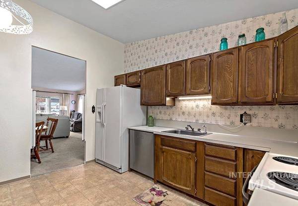 1131 S Abbey Cir, Boise, ID 83705