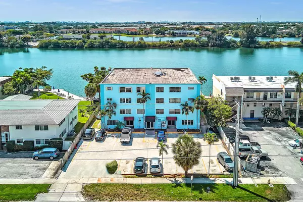 1060 Crystal Lake DR 203, Deerfield Beach, FL 33064