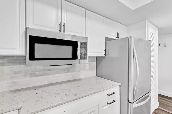 1060 Crystal Lake DR 203, Deerfield Beach, FL 33064