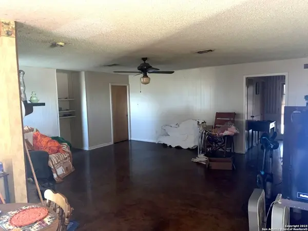 129 Bluebonnet Dr, Uvalde, TX 78801