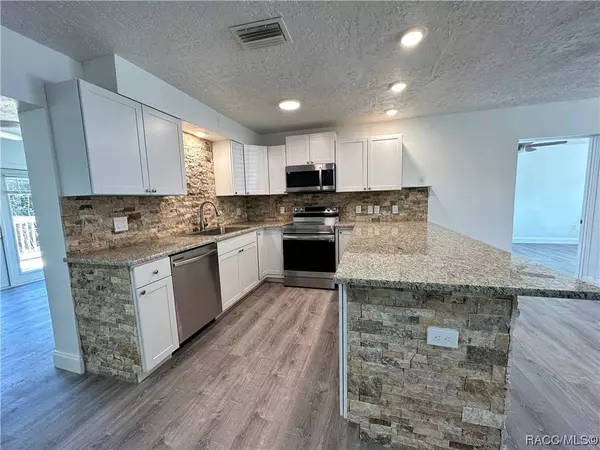 8 N Barbour ST, Beverly Hills, FL 34465