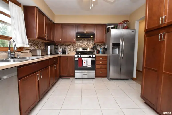 125 SHOSHONE DR, East Peoria, IL 61611