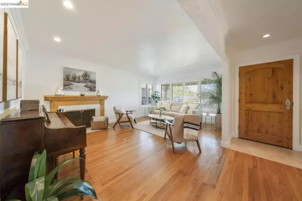 917 Las Pavadas Ave, San Rafael, CA 94903