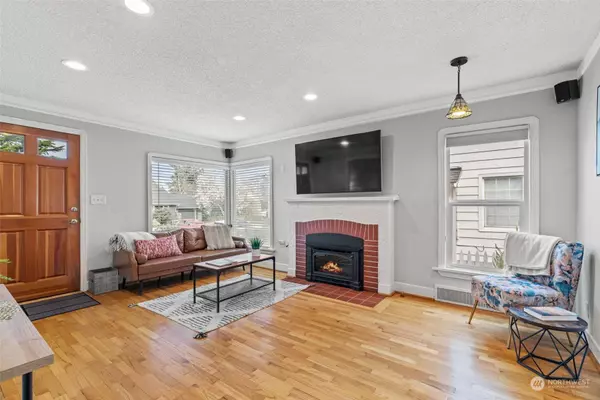 7530 25th AVE NW, Seattle, WA 98117