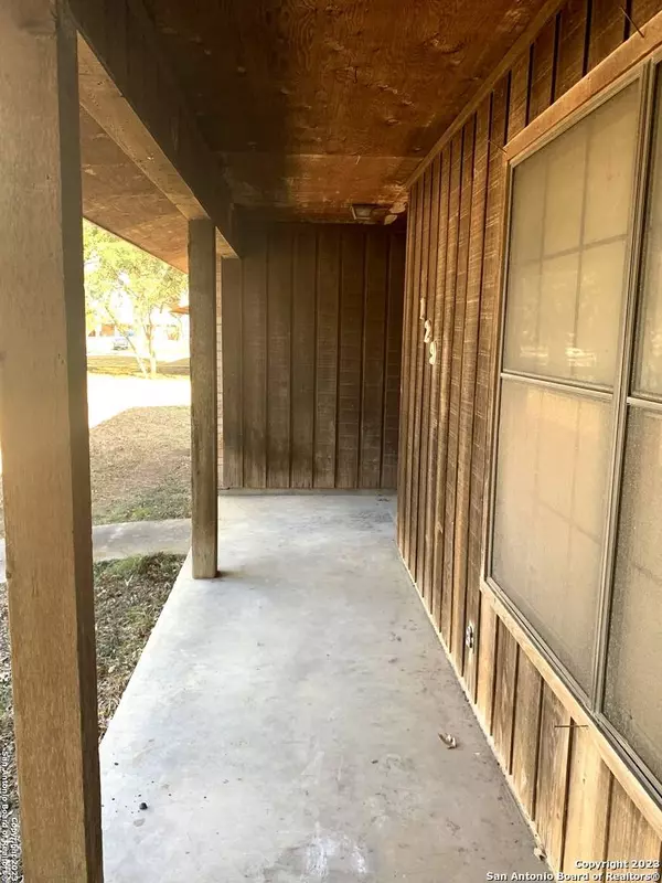 129 Bluebonnet Dr, Uvalde, TX 78801