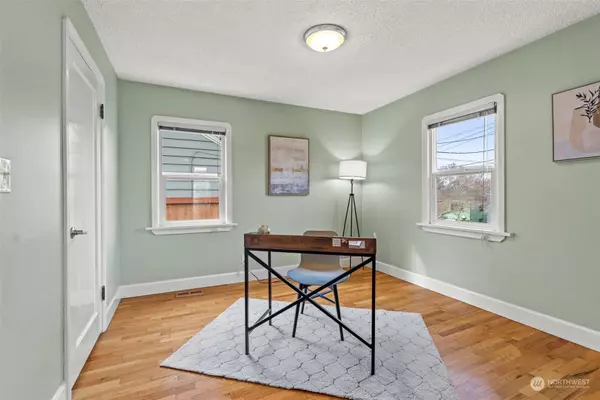 7530 25th AVE NW, Seattle, WA 98117