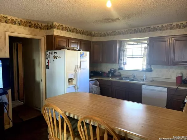 129 Bluebonnet Dr, Uvalde, TX 78801