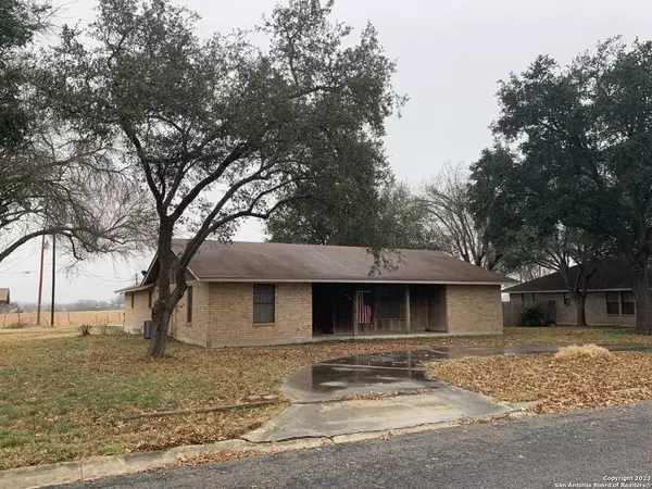 129 Bluebonnet Dr, Uvalde, TX 78801