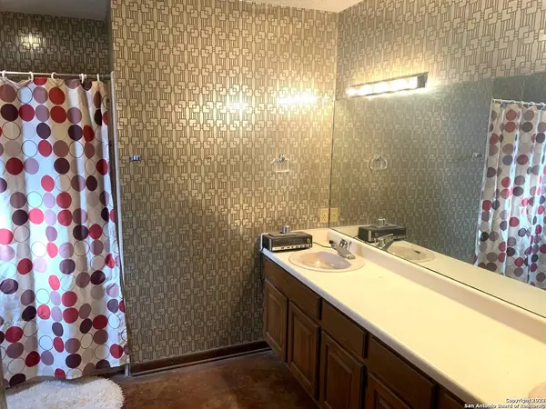 129 Bluebonnet Dr, Uvalde, TX 78801