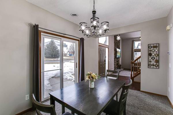 6820 Meadow Grass LN S, Cottage Grove, MN 55016