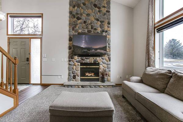 6820 Meadow Grass LN S, Cottage Grove, MN 55016