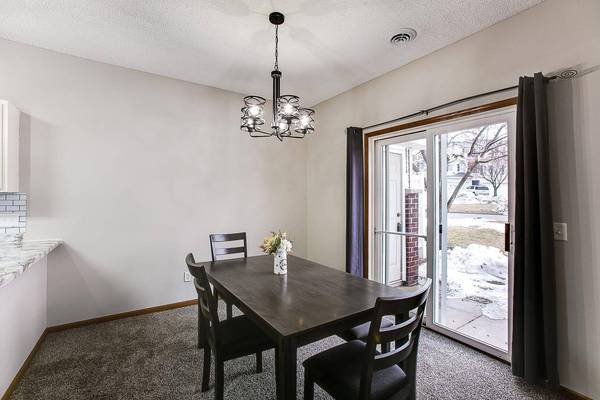 6820 Meadow Grass LN S, Cottage Grove, MN 55016