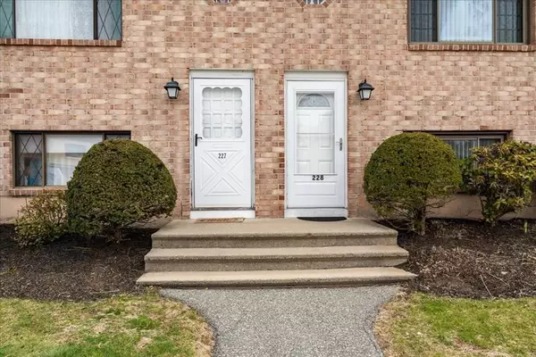 227 Farrwood Dr #227, Haverhill, MA 01835