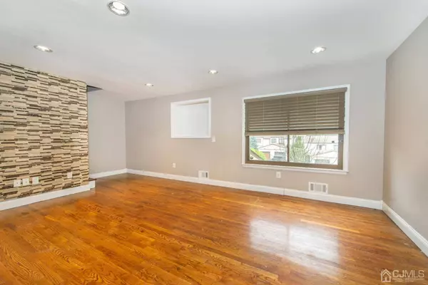 52 Ellen Heath DR, Old Bridge, NJ 07747