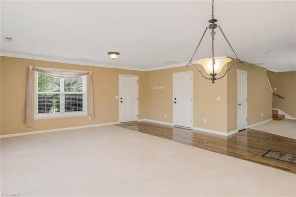 3125 Knoll Ridge DR, Walkertown, NC 27051