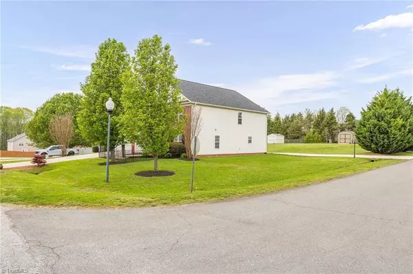 3125 Knoll Ridge DR, Walkertown, NC 27051