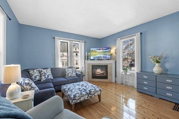 11 Whittier St, Amesbury, MA 01913