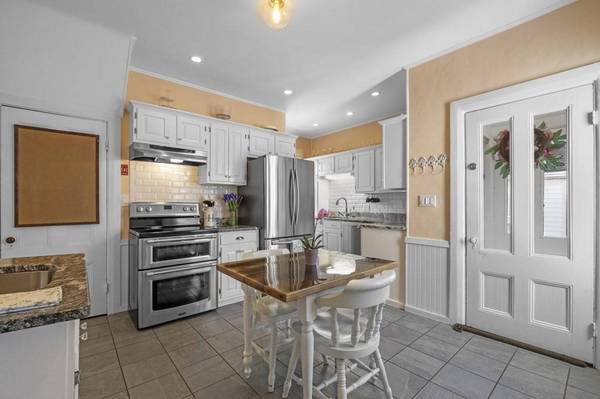 11 Whittier St, Amesbury, MA 01913