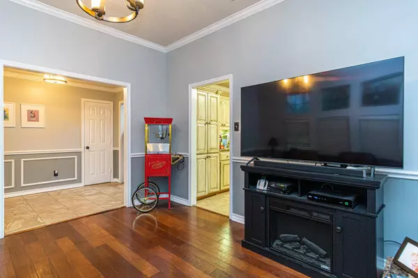 901 E South Street, Lindale, TX 75771