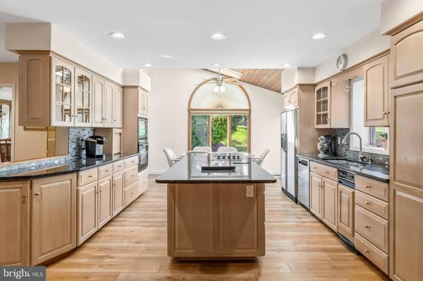 112 S SAINT ANDREWS DR, Mount Laurel, NJ 08054